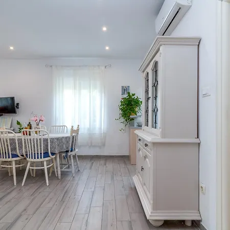Duje Apartment *